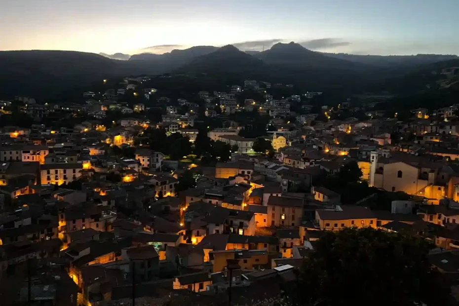 Panorama di Oniferi dall'alto all'imbrunire, una delle tappe di Autunno in Barbagia di questo weekend | In Sardegna con Dani