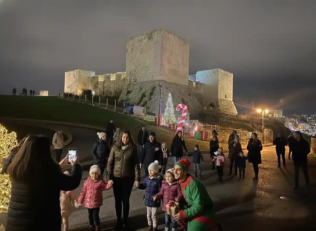 Castello di Babbo Natale Cagliari 2025, elfi fanno foto con i bambini | In Sardegna con Dani
