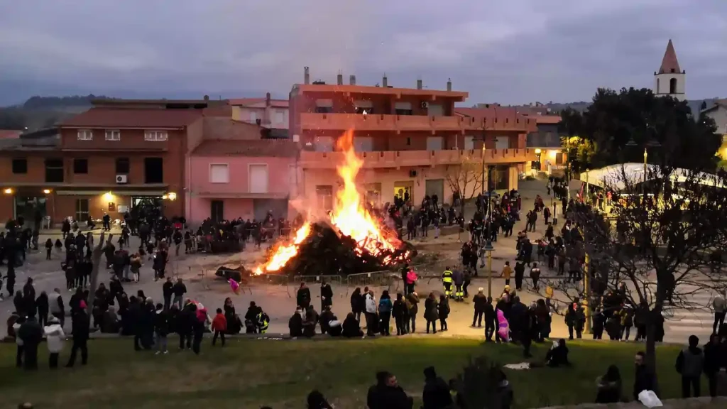 Fuochi di Sant'Antonio, in Sardegna, foto dell'accensione del falò a Ottana | In Sardegna con Dani