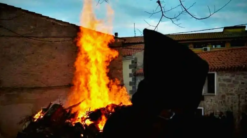 Prima uscita dei Thurpos attorno al falò di Sant'Antonio abate a Orotelli | In Sardegna con Dani
