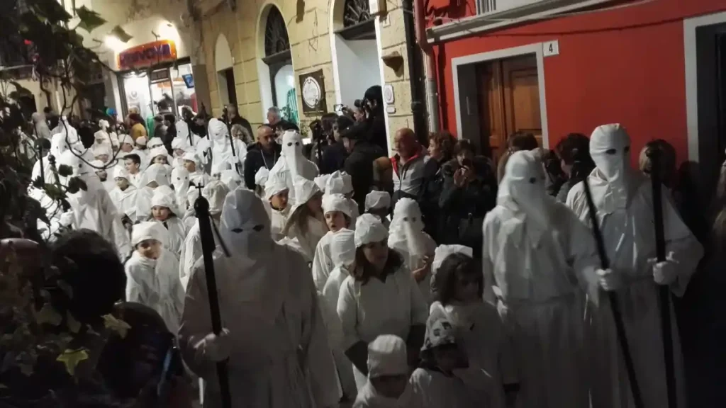 Babballottis sfilano per le vie di Iglesias durante la Settimana Santa | In Sardegna con Dani
