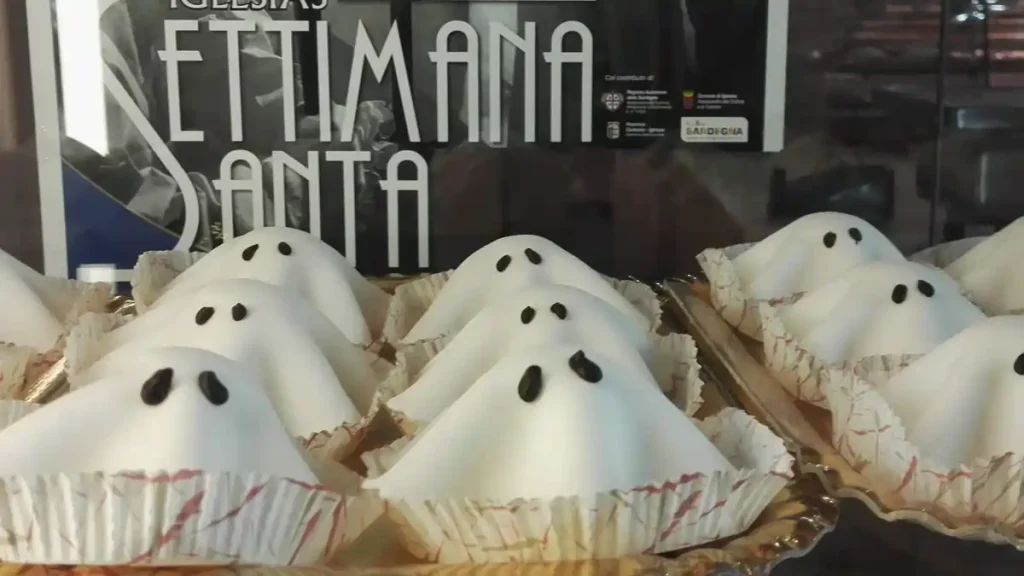 Dolci in vendita lungo il percorso della Settimana Santa di Iglesias | In Sardegna con Dani