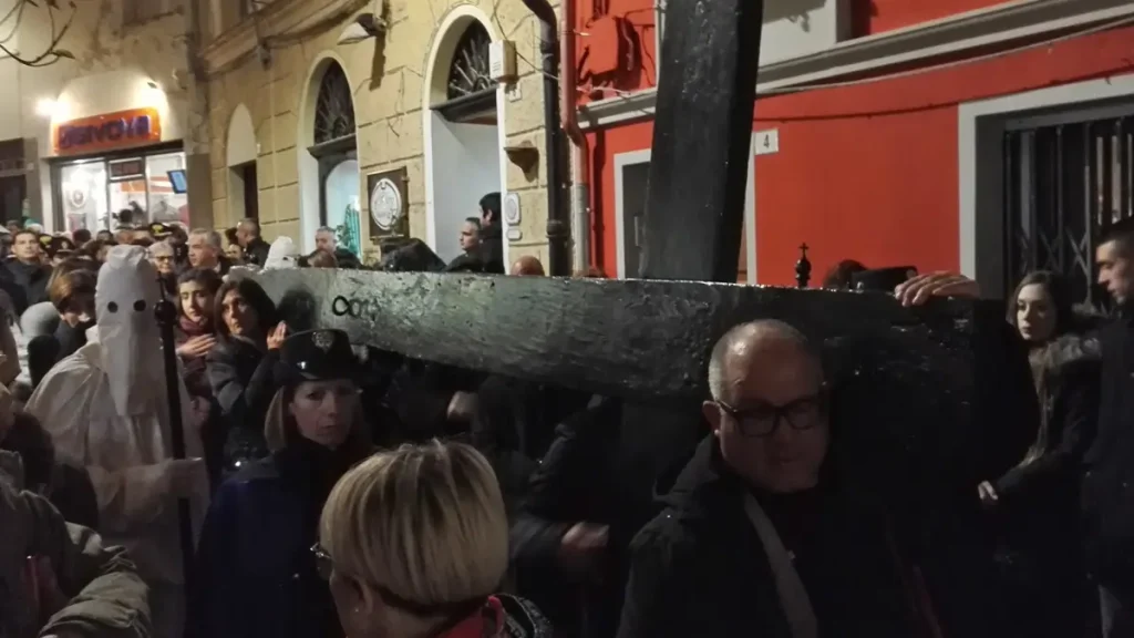 Sfila la Croce alla processione del Venerdì Santo a Iglesias | In Sardegna con Dani