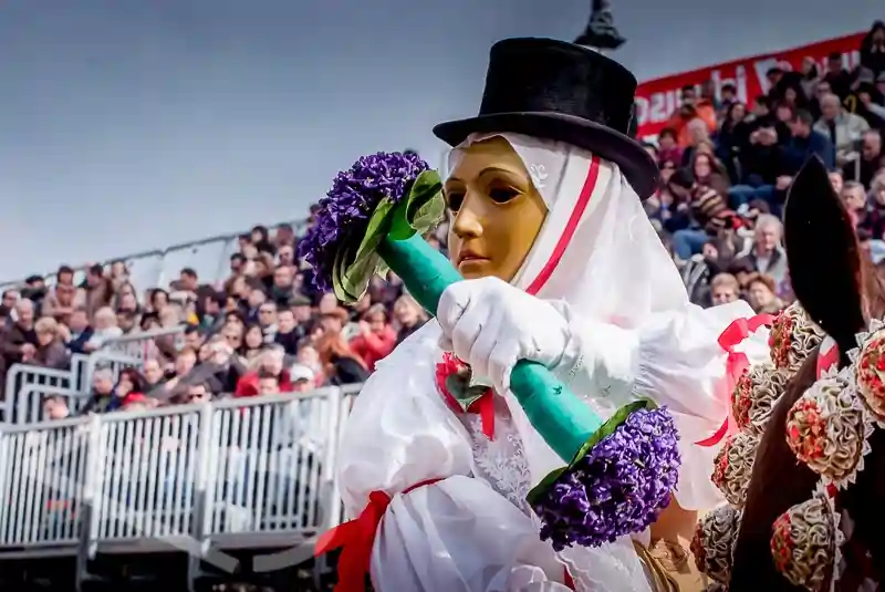 Sartiglia di Oristano, su Componidori con Sa pipia 'e maiu in mano | In Sardegna con Dani
