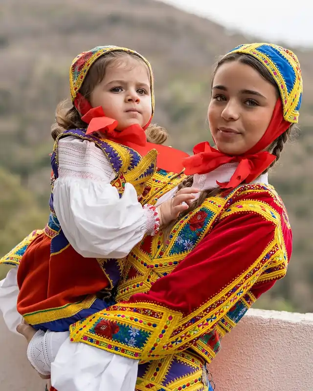 Abito tradizionale femminile di Desulo e nuove generazioni (foto dalla pagina Facebook della Pro loco di Desulo) | In Sardegna con Dani
