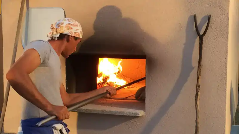 Pane e paste artigianali cotte al fuoco del forno a legna | In Sardegna con Dani