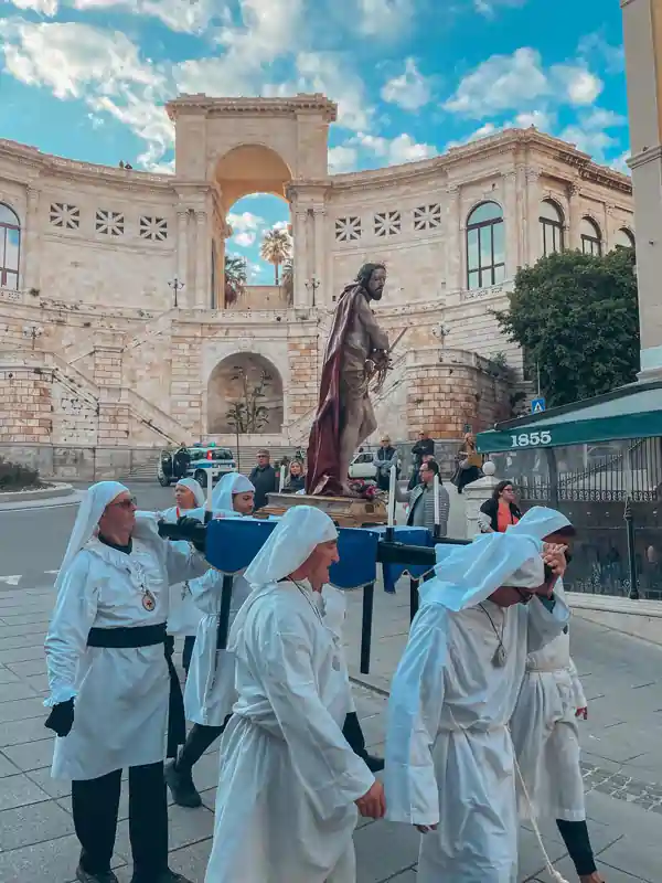 Settimana Santa a Cagliari, statua di Gesù Cristo passa davanti al Bastione di Saint Remì (fonte pagina Facebook di Cagliari turismo) in processione | In Sardegna con Dani