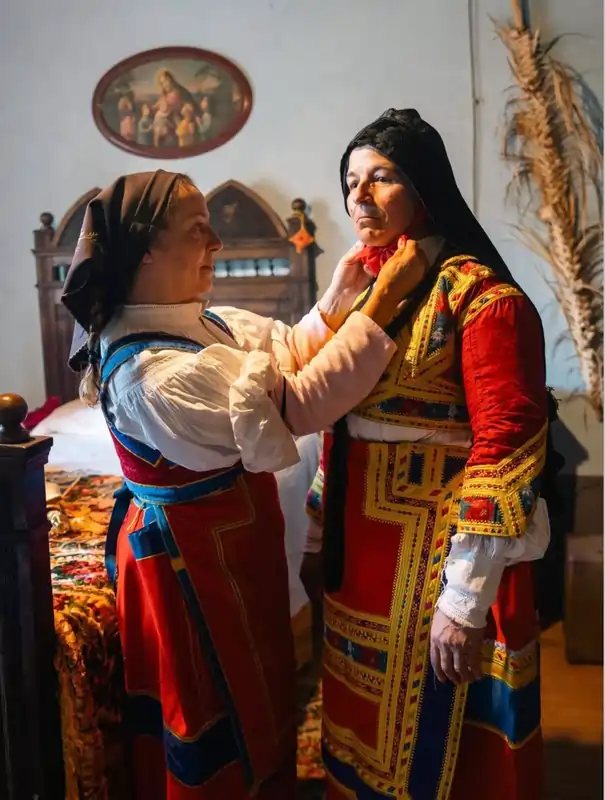 Fase finale della vestizione dell'abito tradizionale femminile di Desulo | In Sardegna con Dani