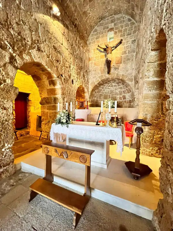 Interno della chiesa di Sant'Efisio Martire a Nora (Pula, foto dalla pagina Facebook del Comune) | In Sardegna con Dani