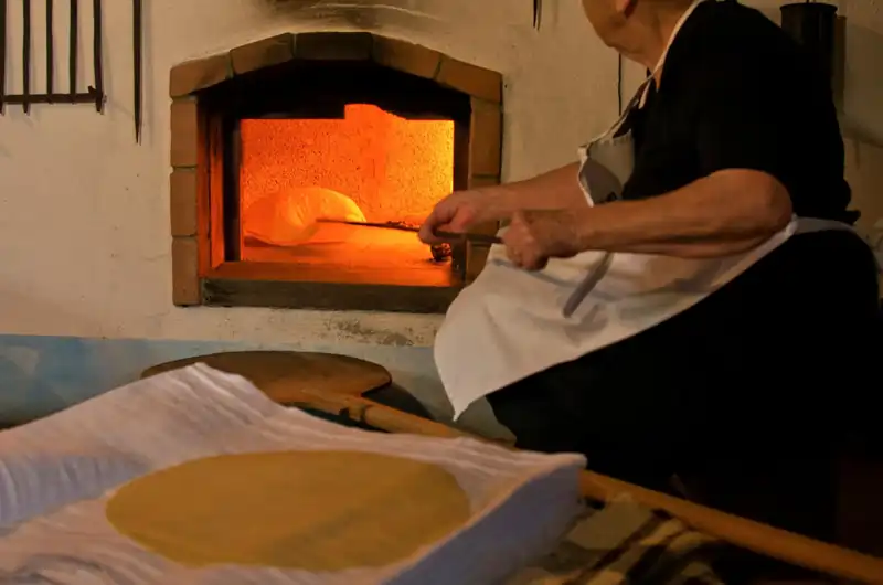 Cottura del pane pistoccu in forno a legno tradizionale a Girasole | In Sardegna con Dani