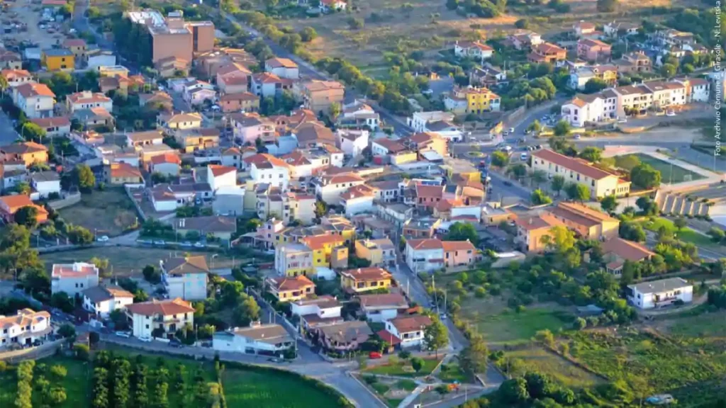 Vistta del piccolo borgo di Girasole dal drone | In Sardegna con Dani