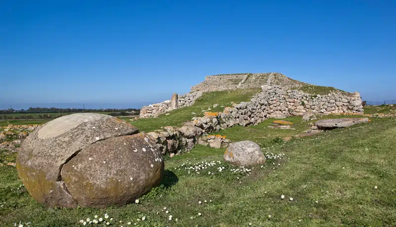 Altare prenuragico di Monte d'Accoddi tra Sassari e Porto Torres, saranno visitabili per Monumenti Aperti | In Sardegna con Dani