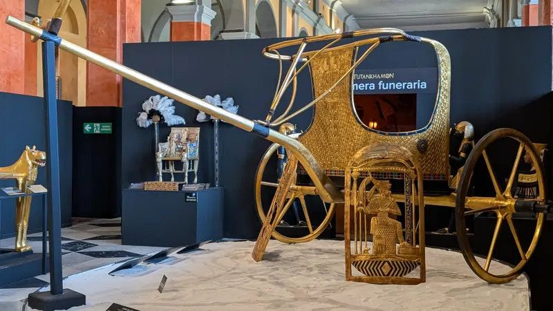 Carro cerimoniale da guerra di Tutankhamon, riproduzione esposta alla mostra a lui dedicata | In Sardegna con Dani