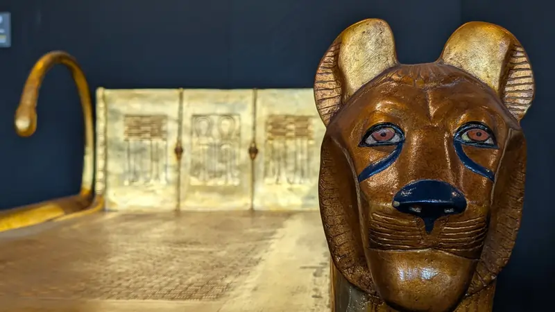 Letto d'oro con l'effige di due leoni ai lati, riproduzione alla mostra su Tutankhamon a Cagliari | In Sardegna con Dani