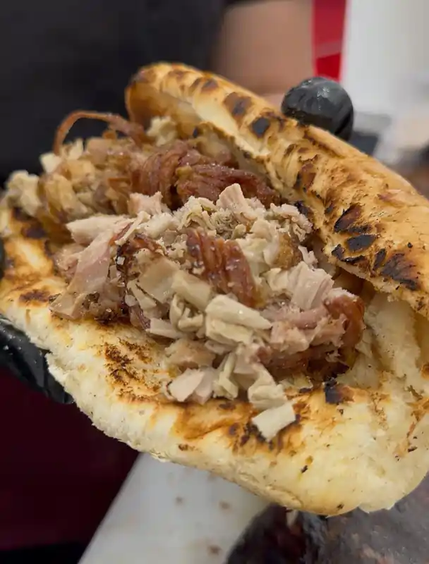 Panino con porchetta o maialetto alla Festa Sarda | In Sardegna con Dani