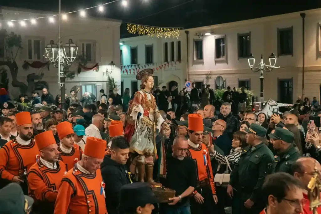 Sant'Efesio a Sarroch mentre viene portato nella chiesa di Santa Vittoria | In Sardegna con Dani
