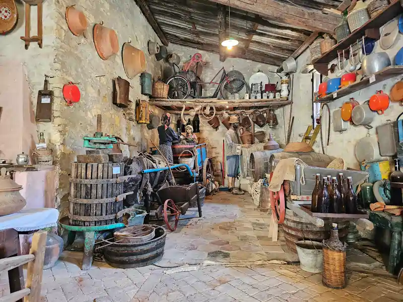 Antica casa tradizionale a Collinas, con gli attrezzi da lavoro dell'epoca | In Sardegna con Dani