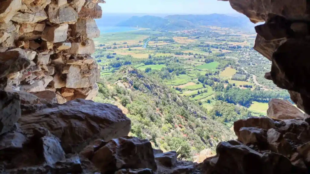 Panorama sulla vallata sottostate dai ruderi del castello di Quirra | In Sardegna con Dani