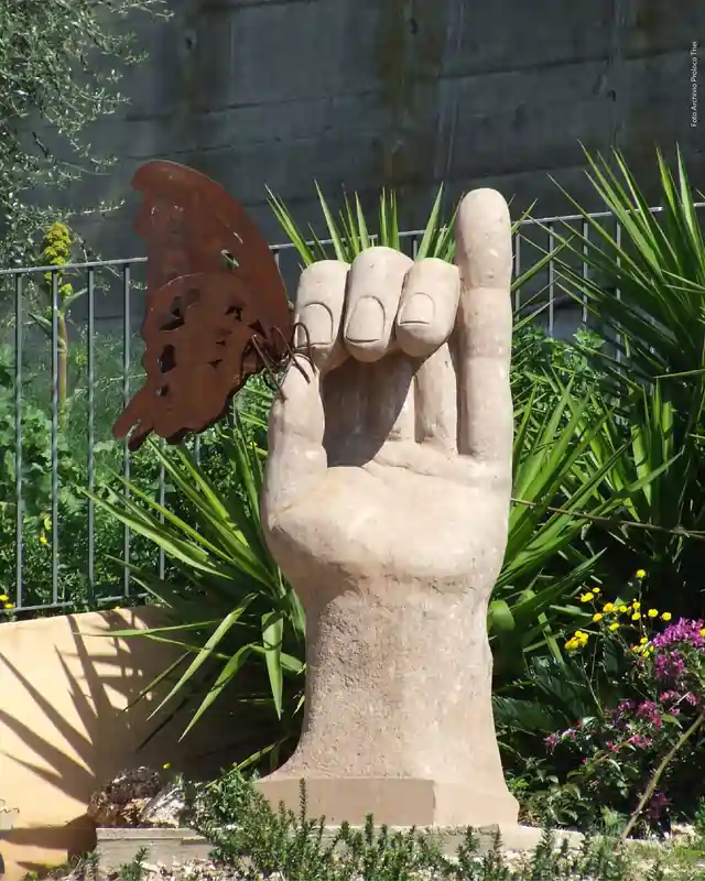 Scultura nel centro storico di Triei | In Sardegna con Dani