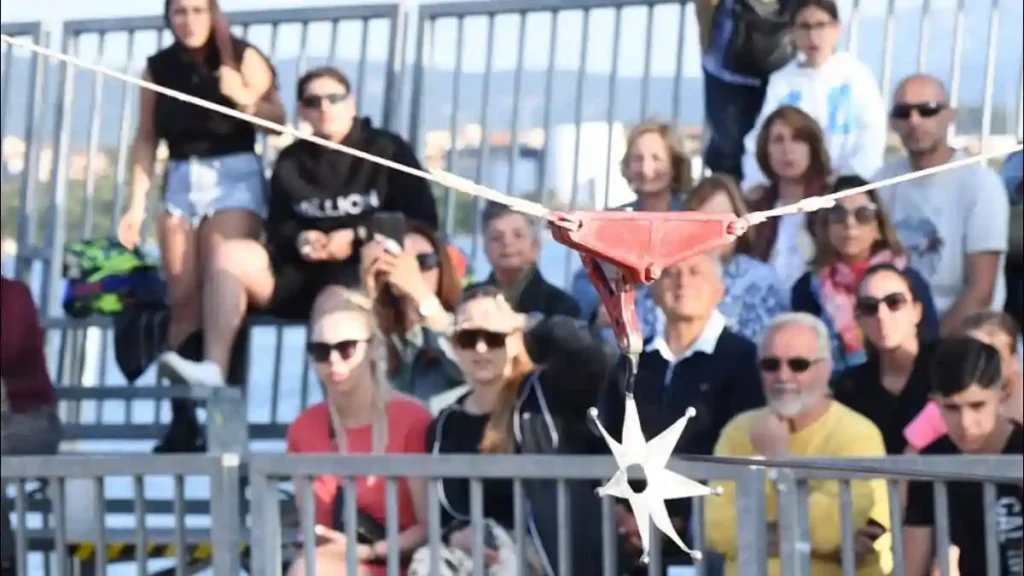 Stella appesa al centro del percorso del palio di Olbia | In Sardegna con Dani