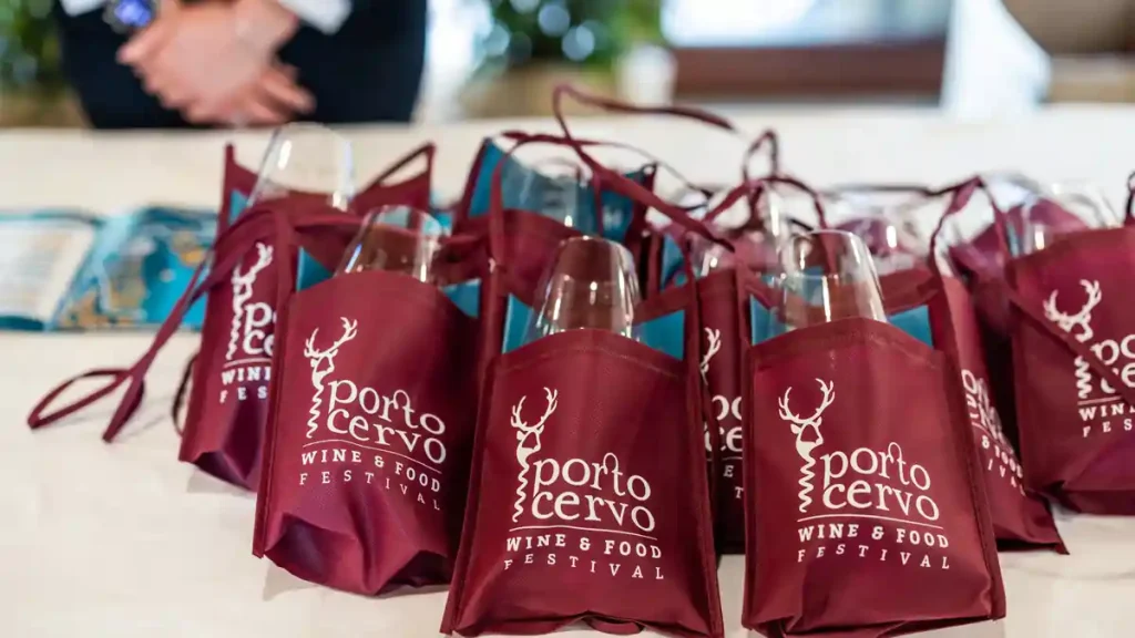 Porto Cervo Wine & Food Festival 2026, sacchette porta bicchiere per le degustazioni | In Sardegna con Dani