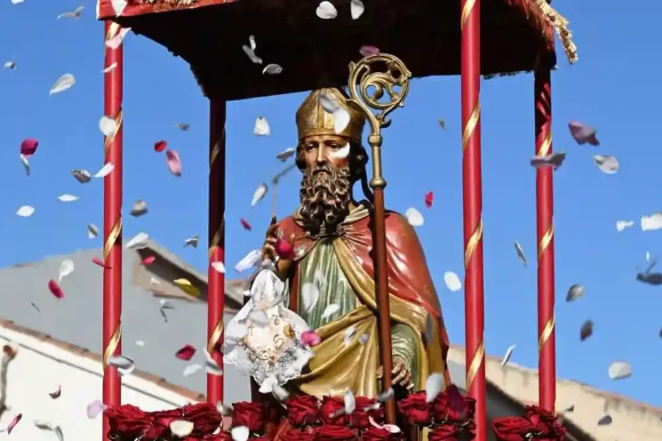 San Simplicio di Olbia, simulacro in processione durante i festeggiamenti religiosi | In Sardegna con Dani