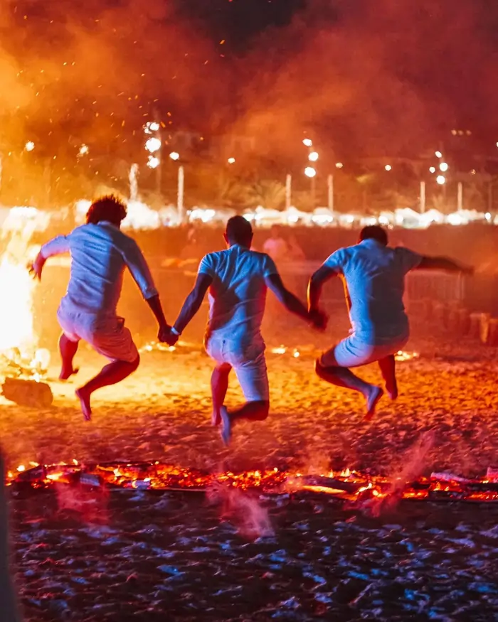 Fuochi di San Giovanni Alghero 2026, salto del fuoco di un gruppo di amici | In Sardegna con Dani