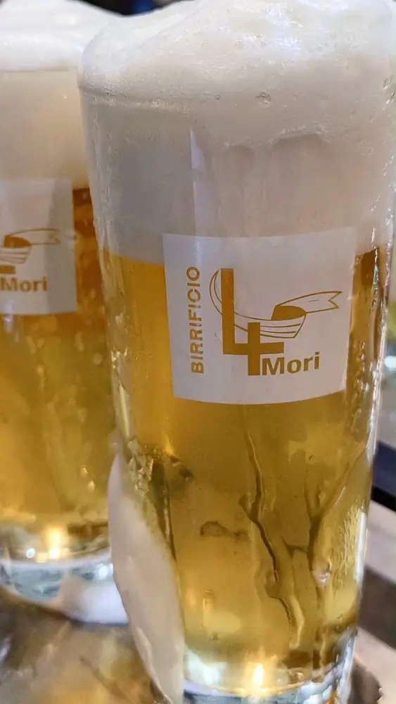 Due bicchieri di fresca birra artigianale 4 Mori | In Sardegna con Dani