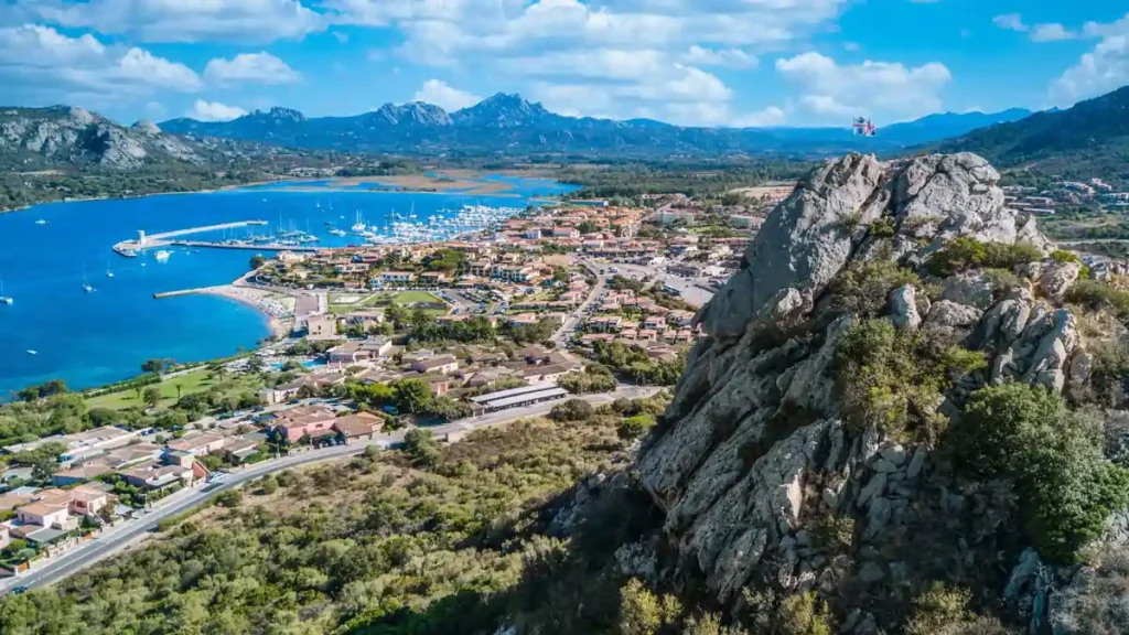 Cannigione, frazione di Arzachena, vista dall'alto. Tanti gli eventi dell'estate | In Sardegna con Dani