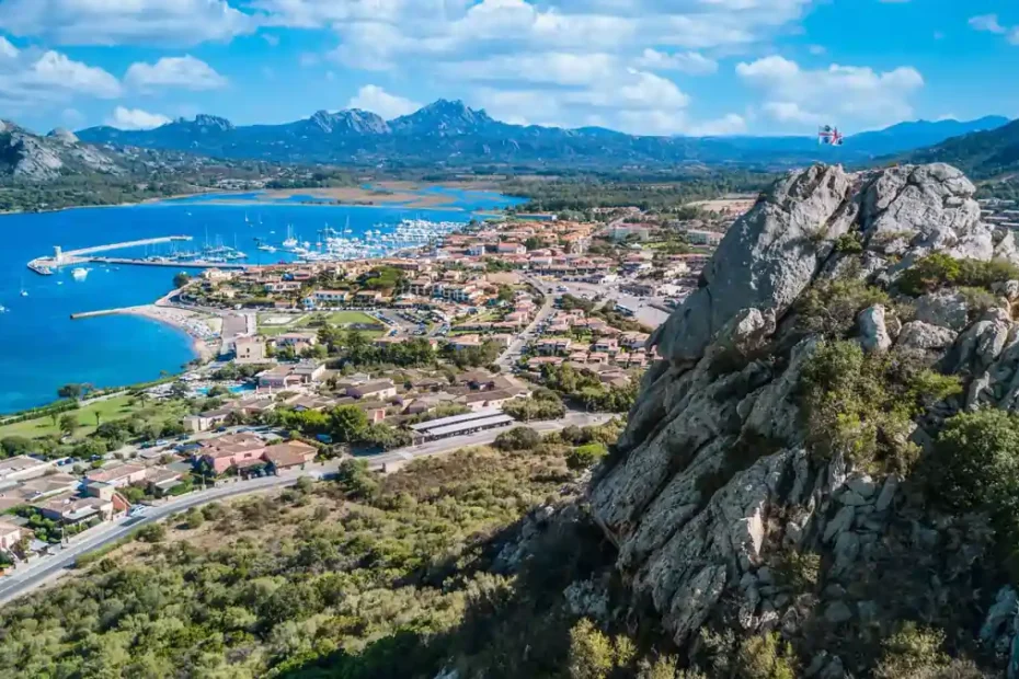 Cannigione, frazione di Arzachena, vista dall'alto. Tanti gli eventi dell'estate | In Sardegna con Dani