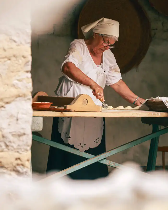 Massaia di Marrubiu all'opera per preparare i deliziosi ravioli di ricotta locale | In Sardegna con Dani