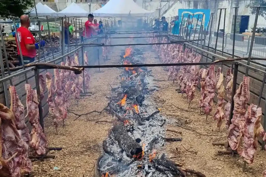 Sagra maialetto Baunei, carne che cuoce alla brace | In Sardegna con Dani