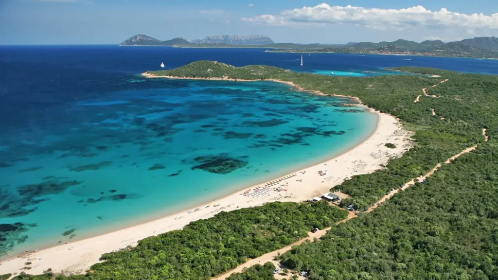 Spiaggia di Liscia Ruja ad Arzachena, vista dall'alto | In Sardegna con Dani