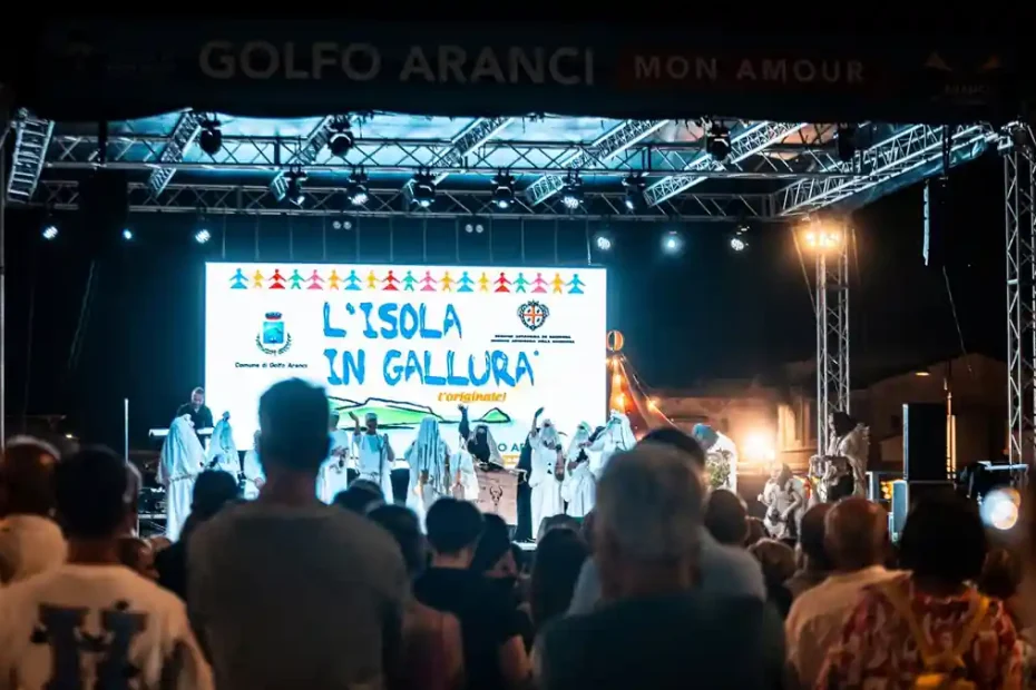 L'Isola in Gallura 2026 a Golfo Aranci, maschere sul palco dell'evento | In Sardegna con Dani
